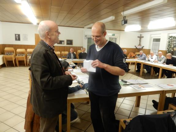 Johannes Pieger wird vom Vorsitzenden begrüßt