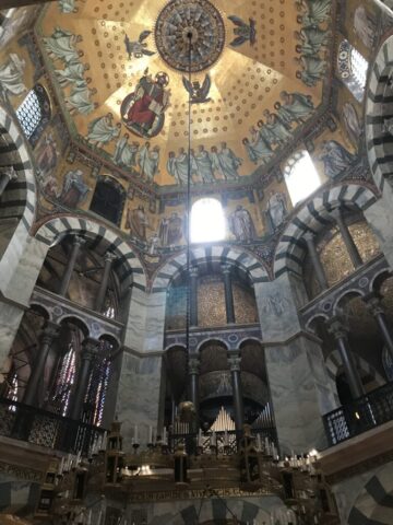 Im Oktogon des Domes